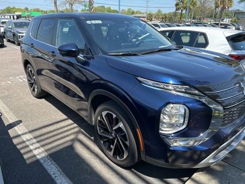 Used 2024 Mitsubishi Outlander SE image 1