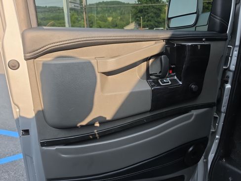 Used 2021 Chevrolet Express 2500 LS w/ Enhanced Convenience Package RWD image 21