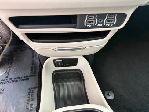 Used 2024 Chrysler Pacifica Touring-L FWD image 26
