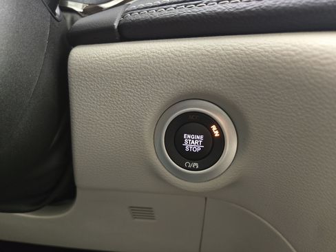 Used 2024 Chrysler Pacifica Limited FWD image 27