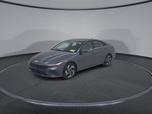Used 2025 Hyundai Elantra SEL FWD image 8