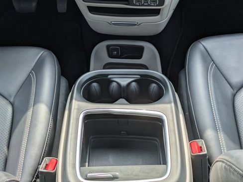 Used 2024 Chrysler Pacifica Limited FWD image 21