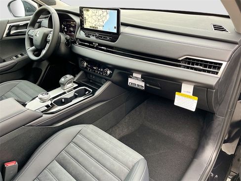 New 2025 Mitsubishi Outlander SE image 29