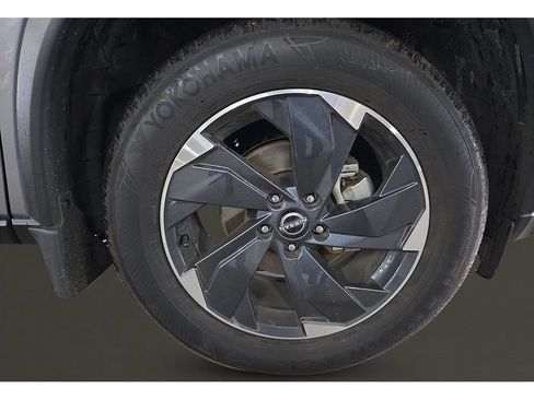 Used 2024 Nissan Rogue SV w/ SV Premium Package image 9