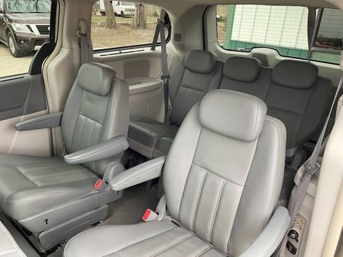 Used 2010 Chrysler Town & Country Touring image 4