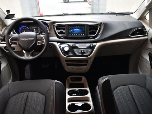 Used 2019 Chrysler Pacifica L FWD image 23