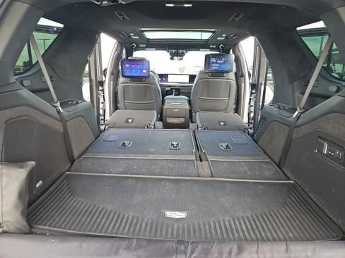 Used 2025 Cadillac Escalade Sport Platinum w/ LPO, ONYX Package image 11