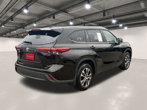 Used 2022 Toyota Highlander XLE image 16