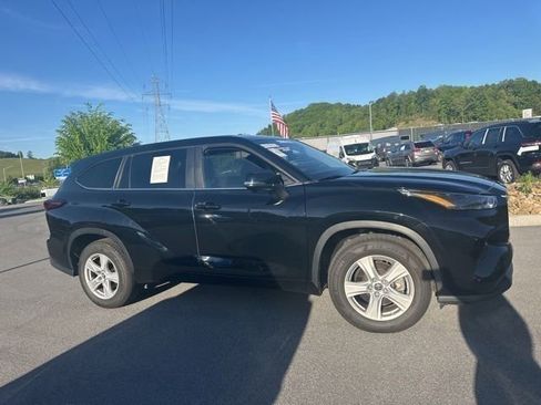 Used 2024 Toyota Highlander LE FWD image 12
