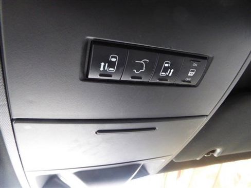 Used 2016 Dodge Grand Caravan SXT image 15