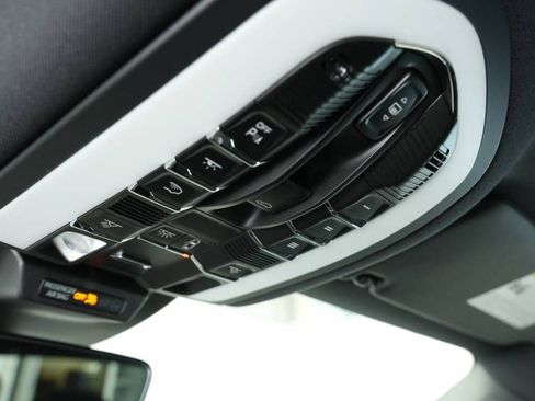 Certified 2025 Porsche Macan AWD/4WD image 35