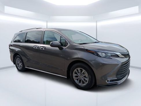 Used 2024 Toyota Sienna XLE FWD image 1