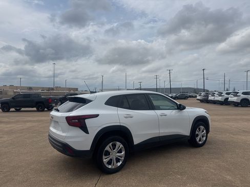 Used 2025 Chevrolet Trax LS image 22