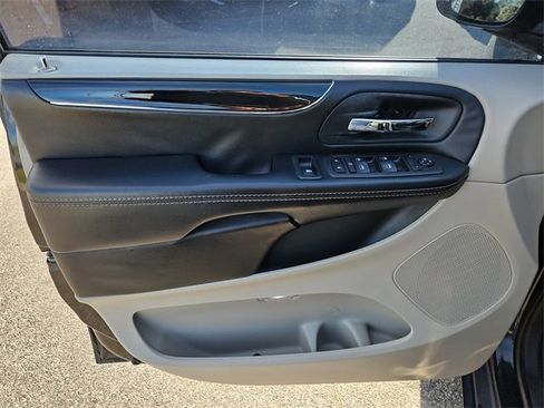 Used 2018 Dodge Grand Caravan SXT image 15