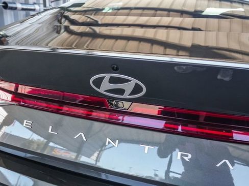 Used 2025 Hyundai Elantra SEL image 11