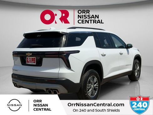 Used 2025 Chevrolet Traverse LT FWD image 5