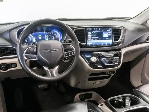 Used 2023 Chrysler Pacifica Touring-L FWD image 7