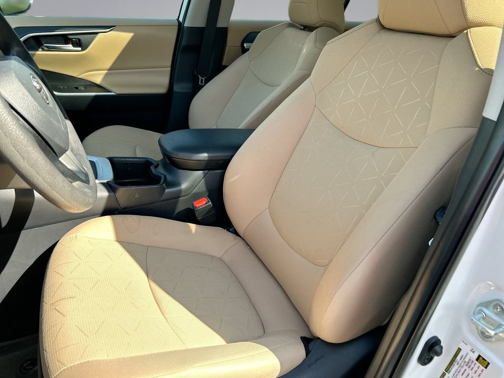 Used 2024 Toyota RAV4 XLE w/ Convenience Package FWD image 11