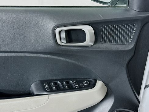 Used 2025 Hyundai Venue SEL FWD image 15