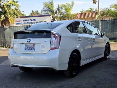 Used 2015 Toyota Prius Four FWD image 3