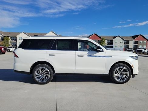 New 2025 Lincoln Navigator Reserve image 2