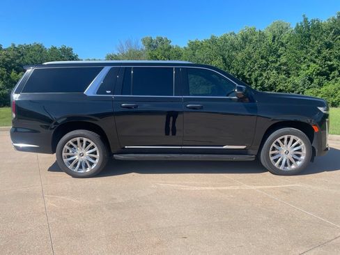 Used 2024 Cadillac Escalade ESV Premium Luxury AWD/4WD image 4