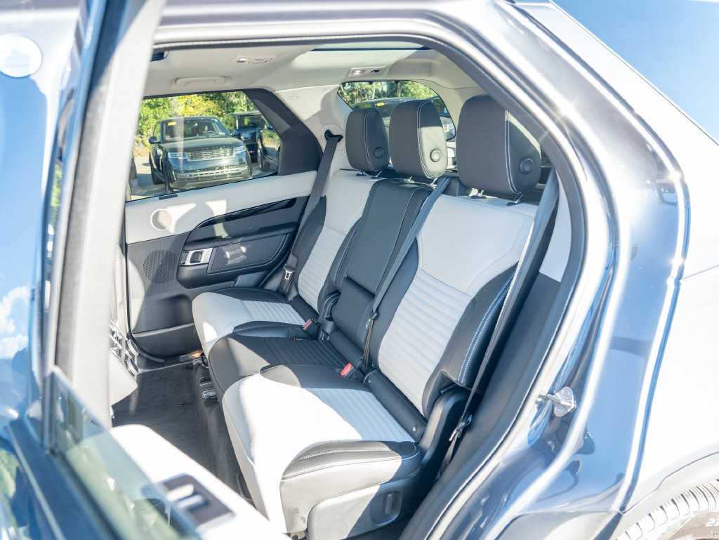 Certified 2025 Land Rover Discovery S AWD/4WD image 35