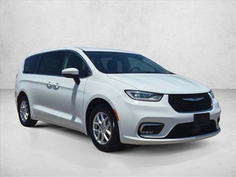 Used 2023 Chrysler Pacifica Touring-L FWD image 3