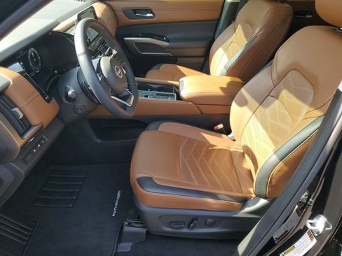 Used 2024 Nissan Pathfinder Platinum FWD image 5