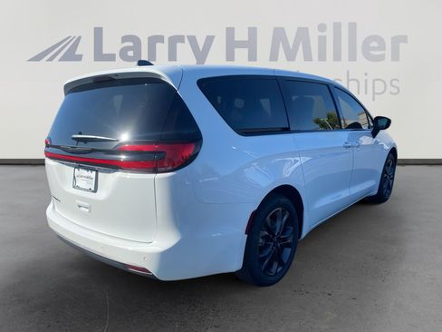 New 2026 Chrysler Pacifica Select image 5