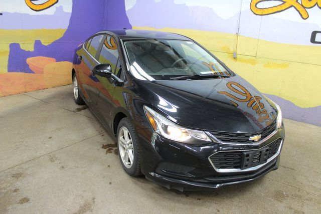 Used 2018 Chevrolet Cruze LT w/ LT Convenience Package FWD image 2