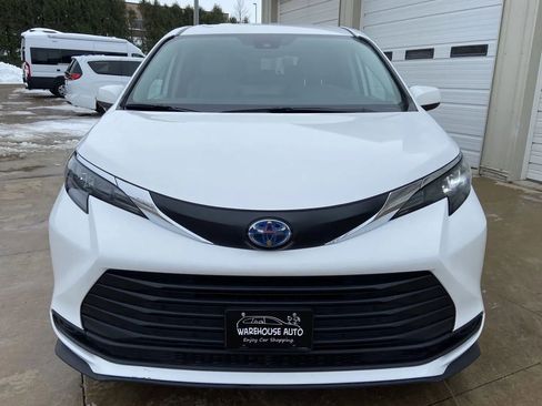 Used 2024 Toyota Sienna LE image 3