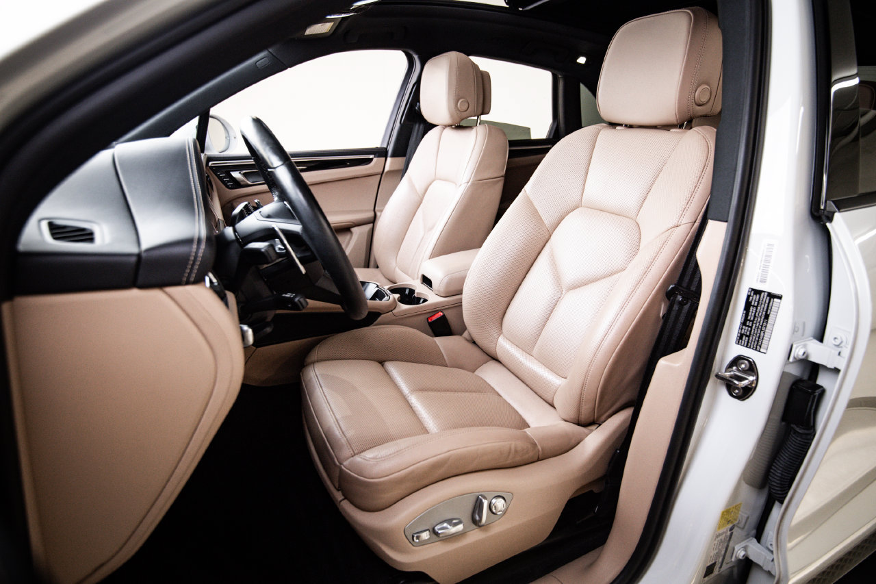 Certified 2023 Porsche Macan AWD/4WD image 5