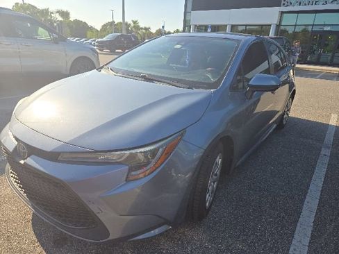 Used 2021 Toyota Corolla LE FWD image 2