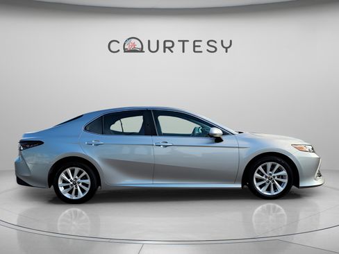 Used 2021 Toyota Camry LE image 6