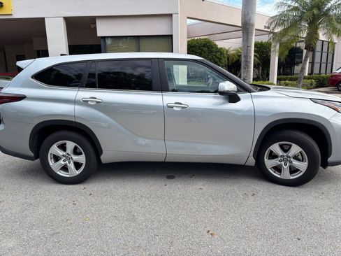 Used 2025 Toyota Highlander LE FWD image 8