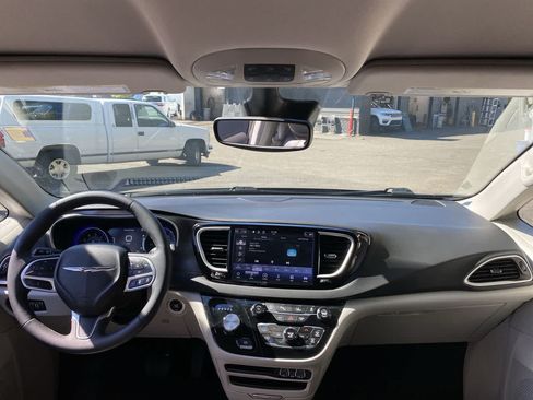 Used 2024 Chrysler Pacifica Touring-L FWD image 12