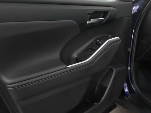 Used 2022 Toyota Highlander XLE image 22