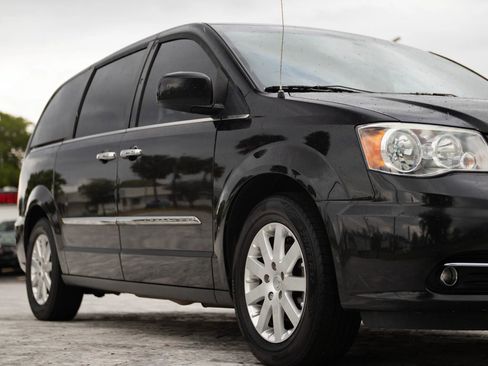 Used 2016 Chrysler Town & Country Touring w/ Driver Convenience Group image 3