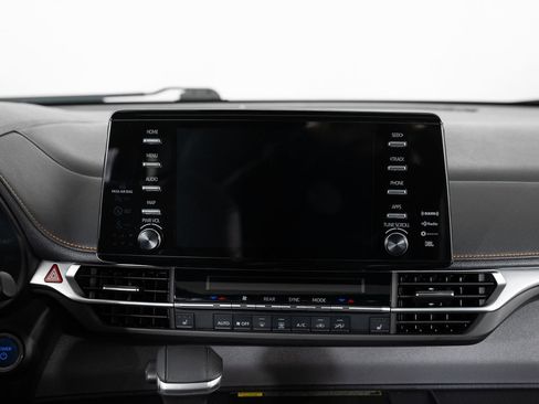 Used 2022 Toyota Sienna XSE image 38