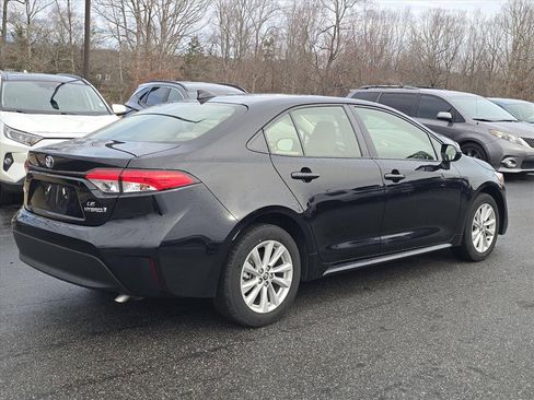 Used 2024 Toyota Corolla LE w/ LE Convenience Package image 3