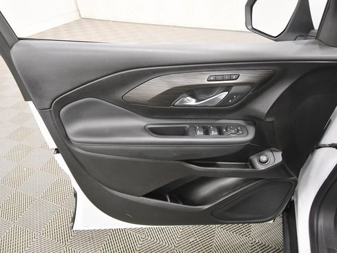 Used 2024 GMC Terrain SLT image 13