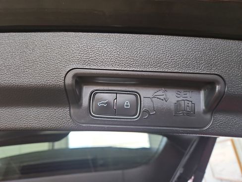 Used 2023 Ford Explorer Limited image 13