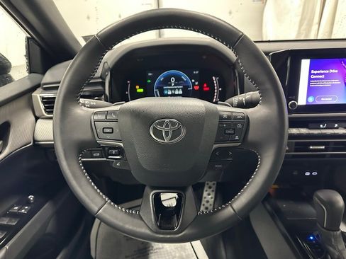 Used 2025 Toyota Camry SE image 18