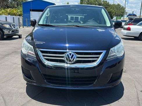 Used 2010 Volkswagen Routan SE FWD image 3