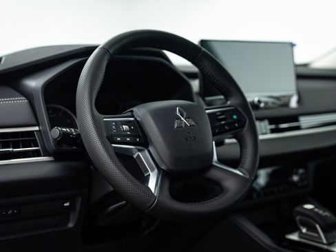 New 2025 Mitsubishi Outlander SE image 11