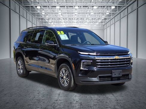 Certified 2025 Chevrolet Traverse LT FWD image 3