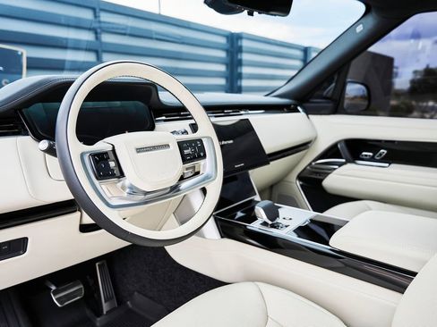 Used 2025 Land Rover Range Rover Long Wheelbase SE image 2