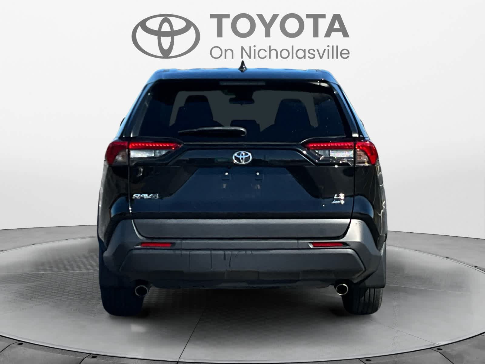 Used 2023 Toyota RAV4 LE AWD/4WD image 4