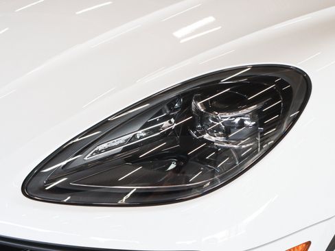 Certified 2026 Porsche Macan AWD/4WD image 28